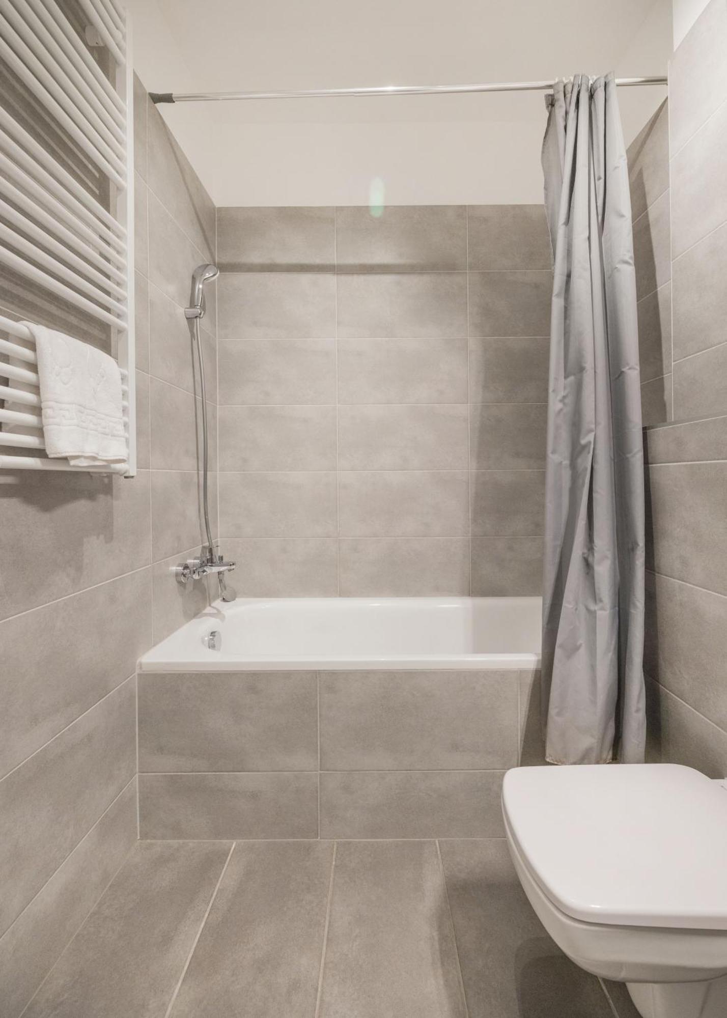 Modern Riverfront Apartment With Free Parking 부다페스트 외부 사진